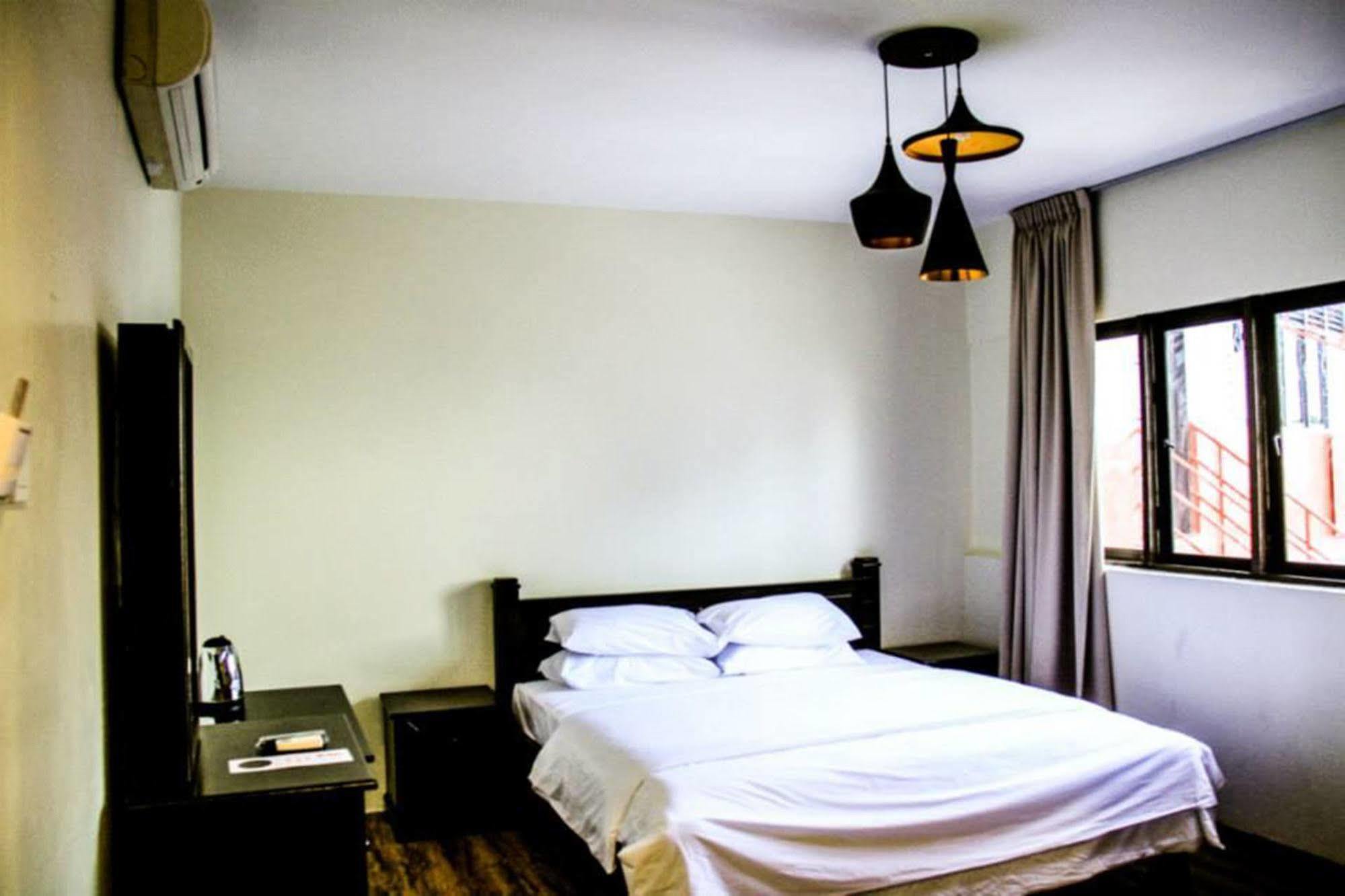8 Boutique By The Sea Hotel Tanjung Tokong Kültér fotó
