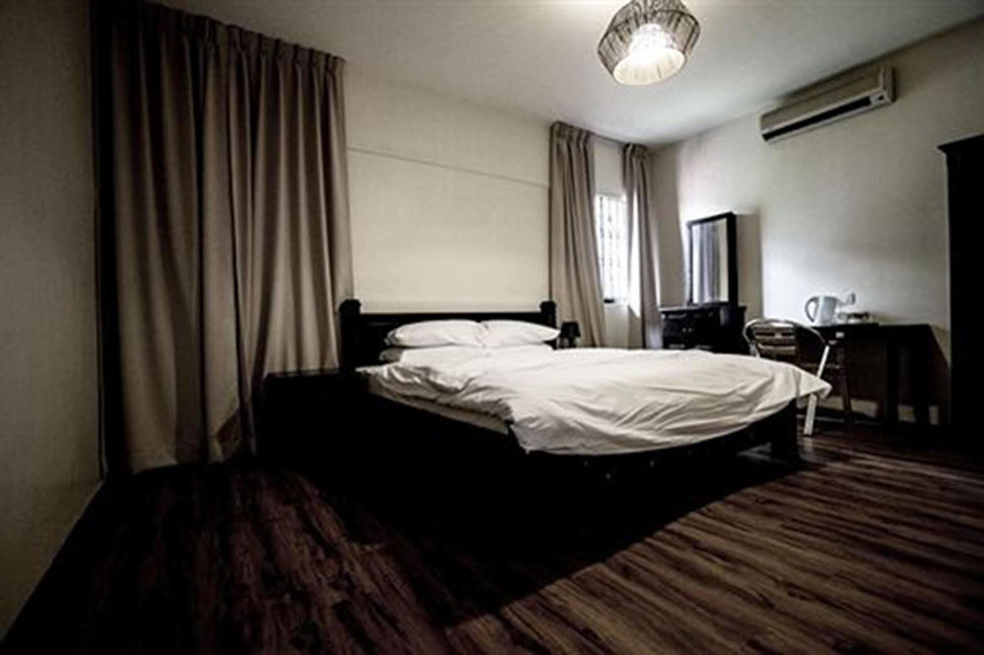 8 Boutique By The Sea Hotel Tanjung Tokong Kültér fotó