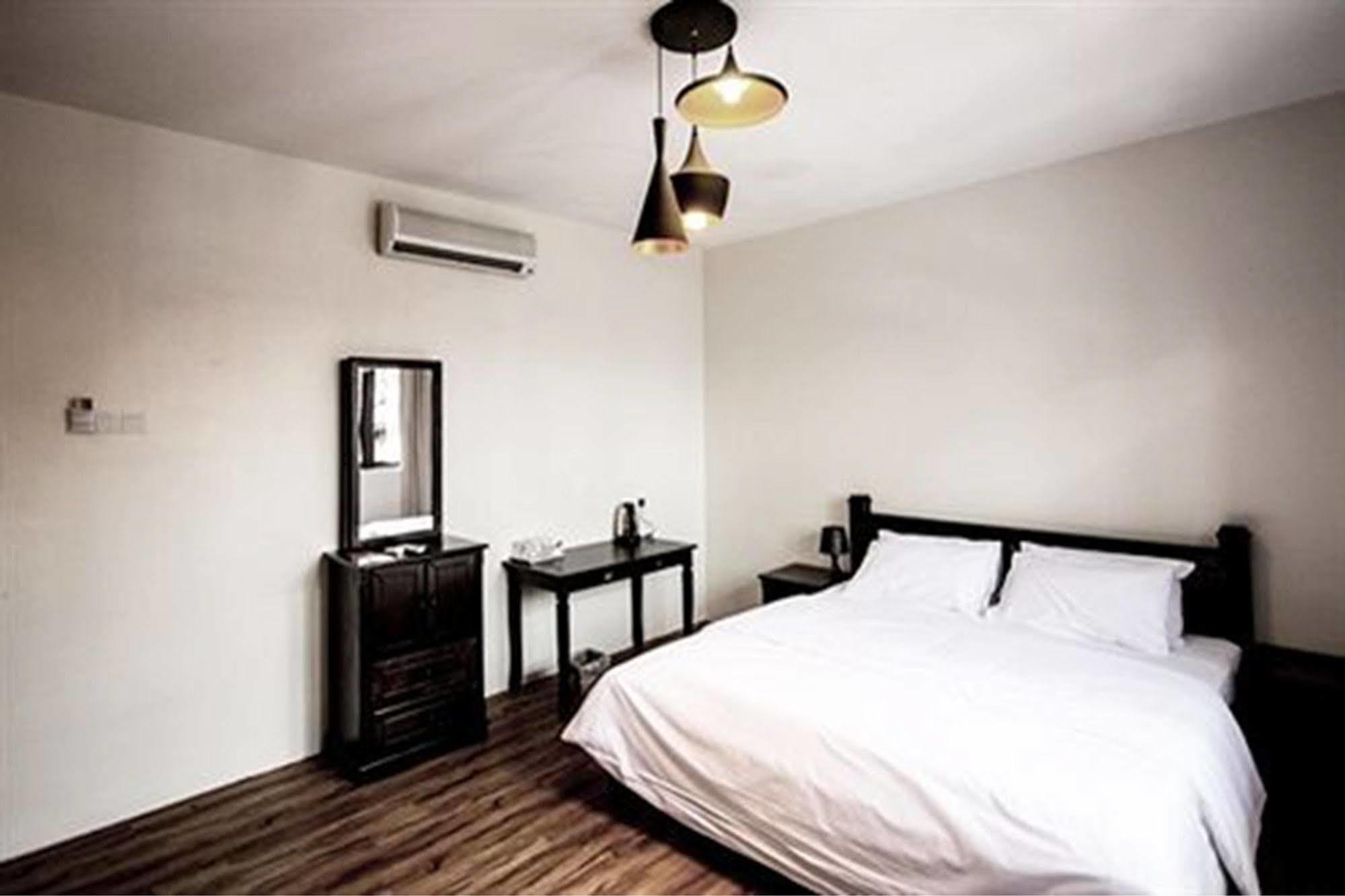 8 Boutique By The Sea Hotel Tanjung Tokong Kültér fotó