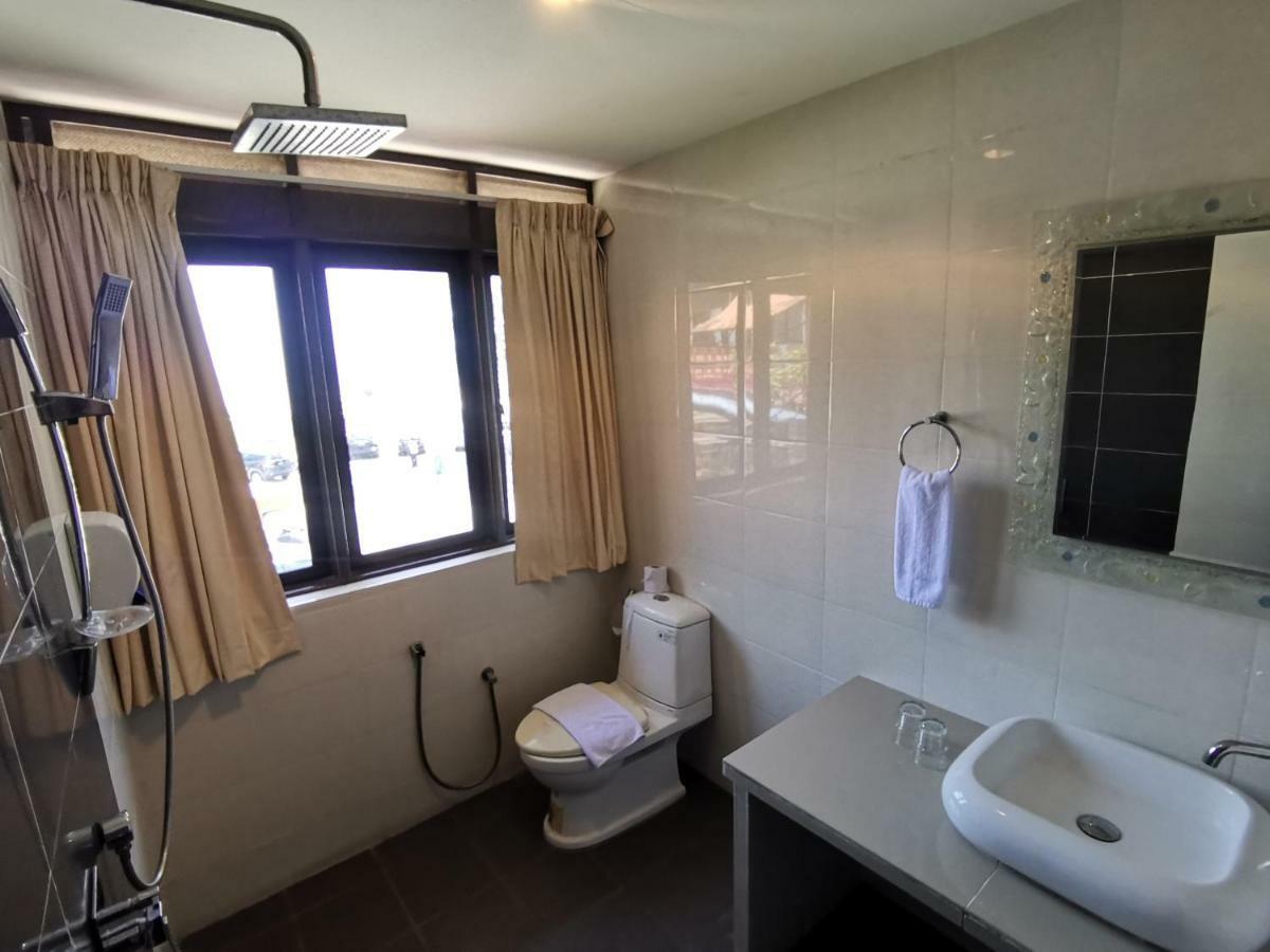 8 Boutique By The Sea Hotel Tanjung Tokong Kültér fotó