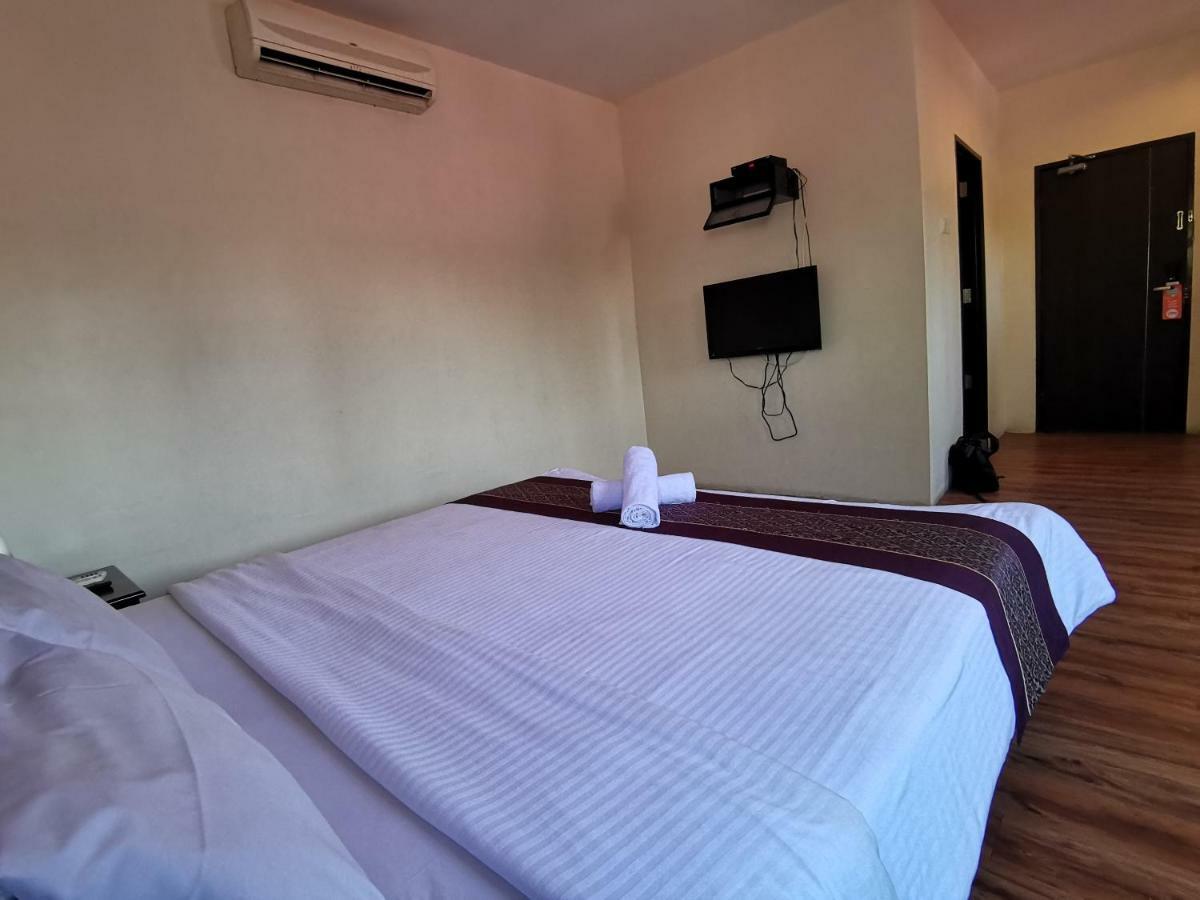 8 Boutique By The Sea Hotel Tanjung Tokong Kültér fotó