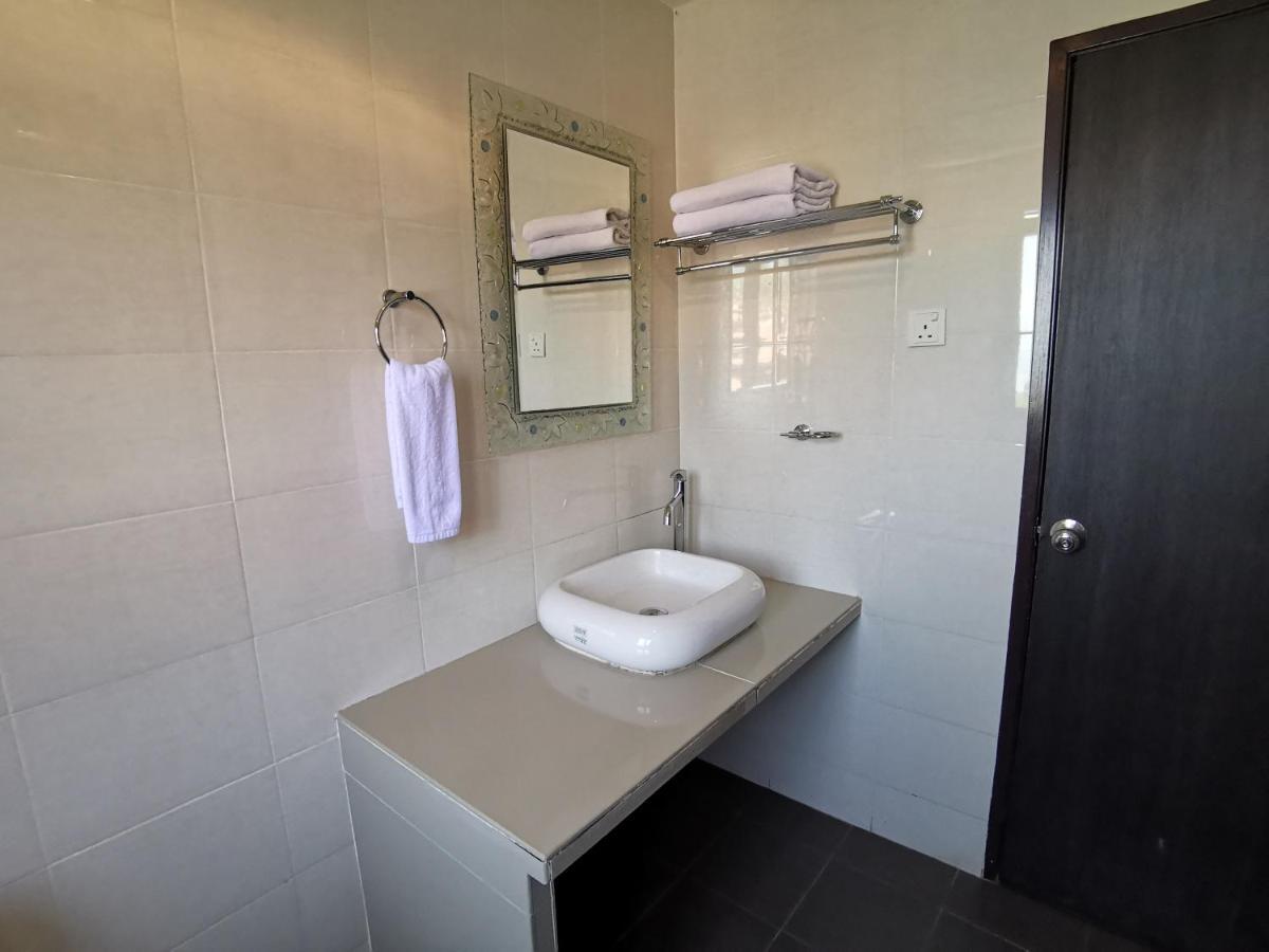 8 Boutique By The Sea Hotel Tanjung Tokong Kültér fotó