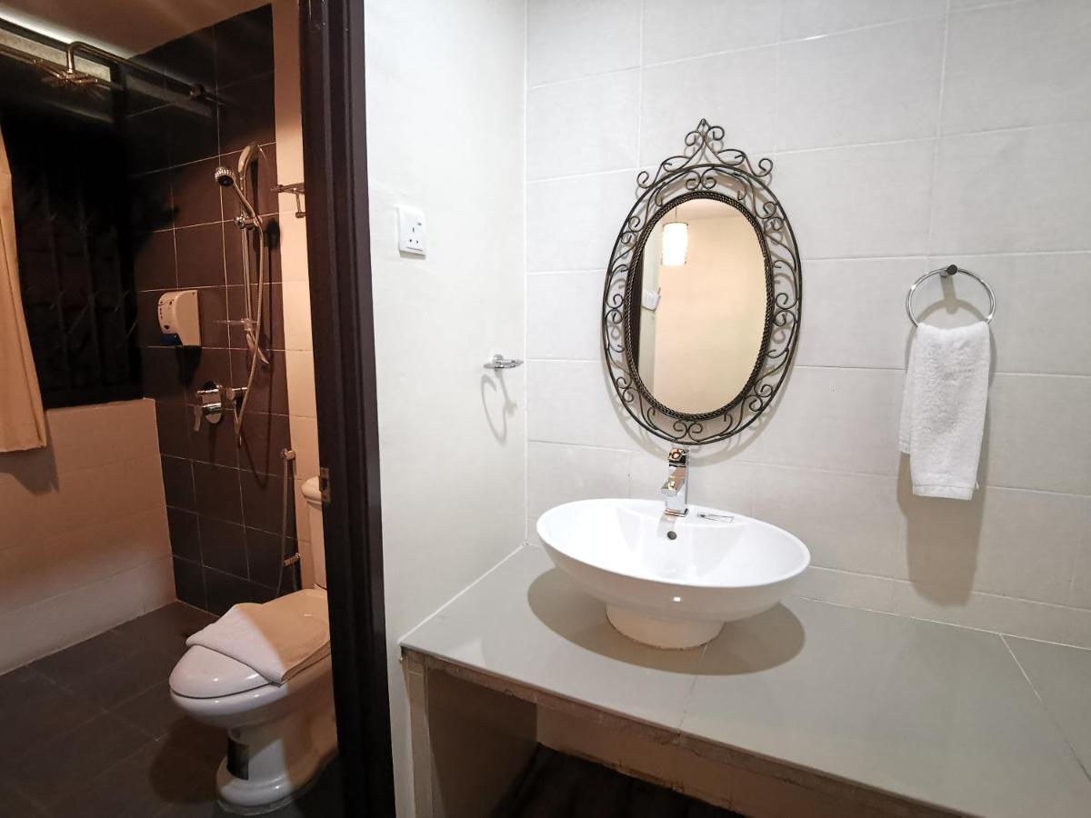 8 Boutique By The Sea Hotel Tanjung Tokong Kültér fotó